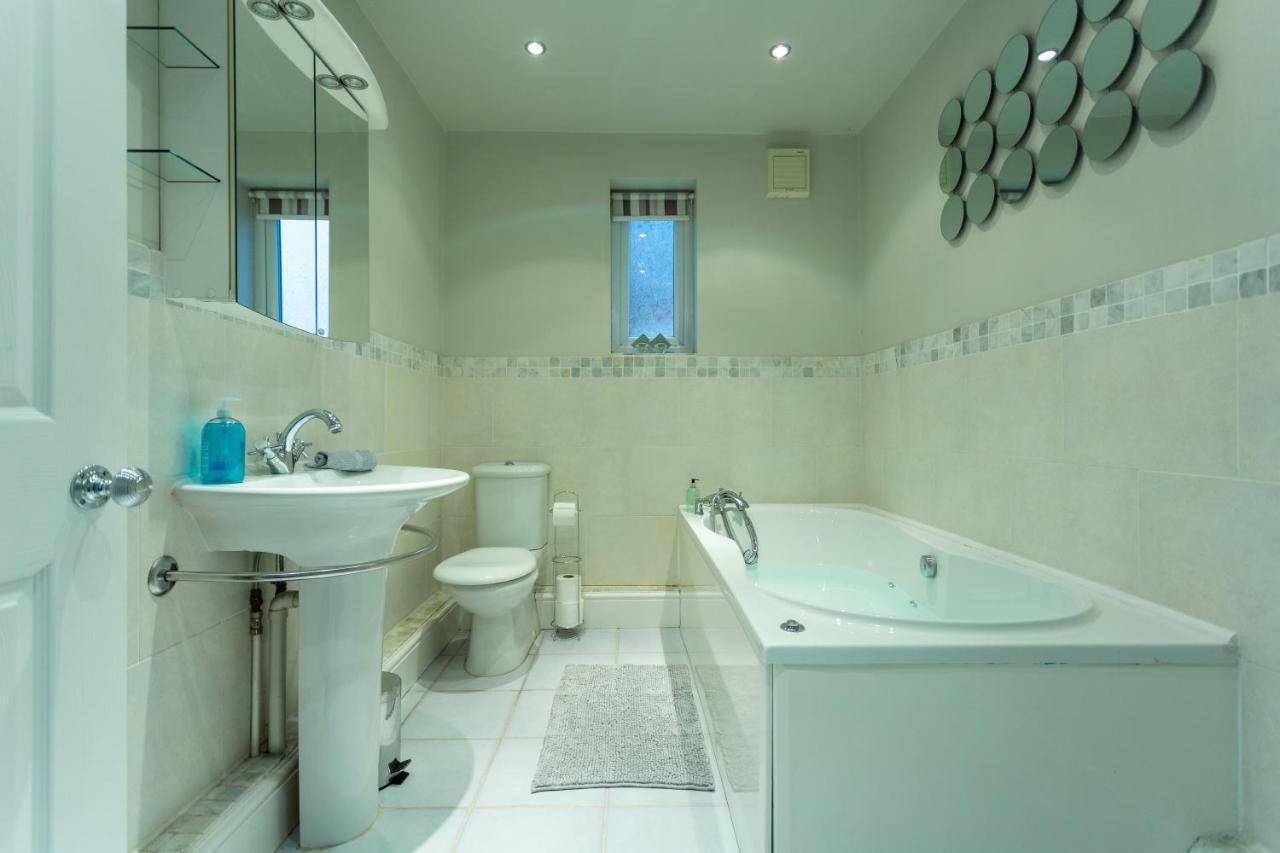 Kings Apartment Chester Bagian luar foto