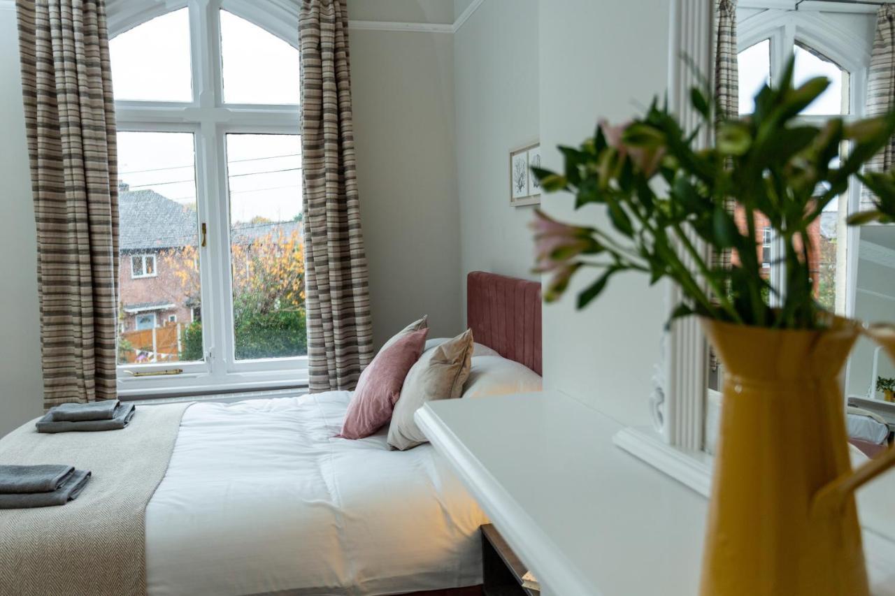 Kings Apartment Chester Bagian luar foto