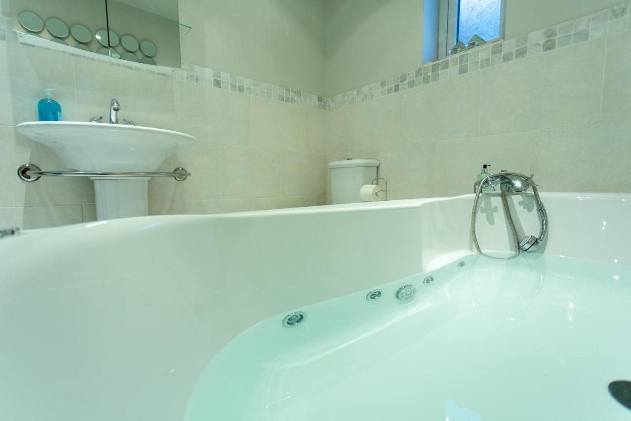 Kings Apartment Chester Bagian luar foto